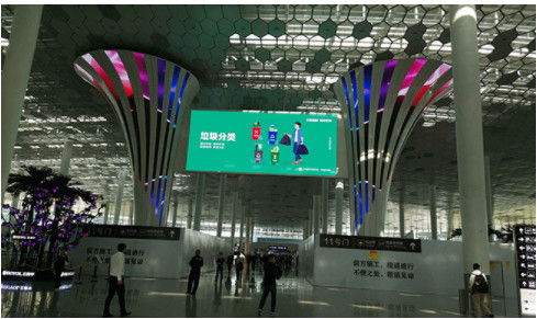 Pantalla de la publicidad del centro comercial de la tablilla de anuncios del vuelo del aeropuerto de P6 P8