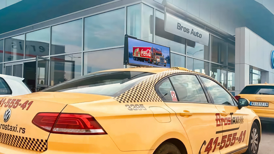 Los liendres de P2.5mm 4500 llevan en taxi muestras de publicidad del tejado que 4G Wifi GPS conectan