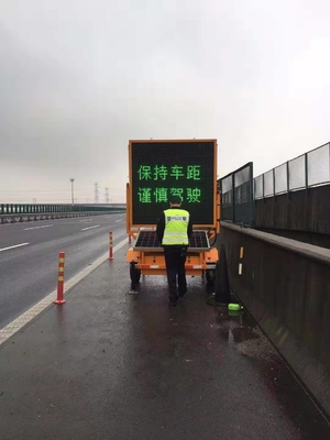 Tablero de mensajes móvil del tráfico de las señales de tráfico LED de Van Trailer VMS del camión
