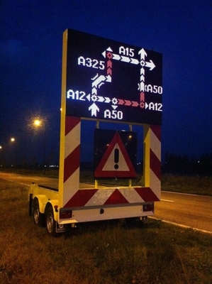 El remolque de P10 P25 montó la cartelera de publicidad móvil de la pantalla llevada